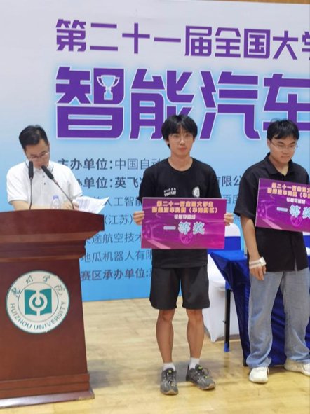 车队全体参赛队员及指导老师合影