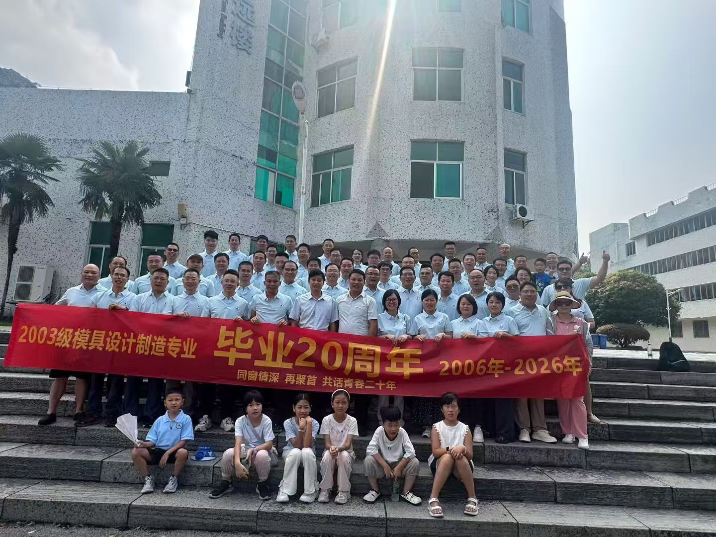 大家驻足端详馆内留存的老物件